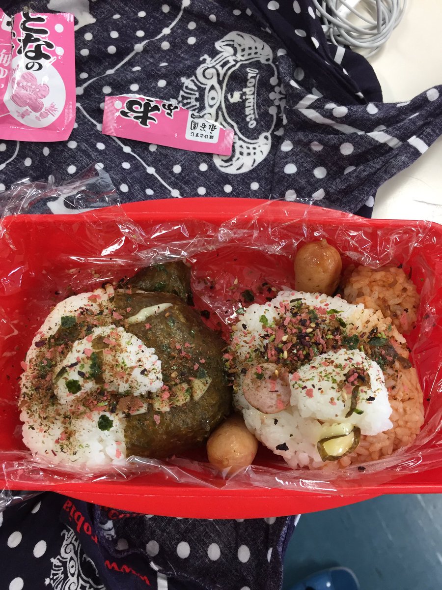 Uzivatel 悠 Na Twitteru 彼女からは誕生日プレゼントに先にtwitterに上げた時計 ケーキとキャラ弁貰いました キャラ弁美味しかったけどふりかけかけたら悲惨なことになった 笑 モノクマ モノタロウ ダンガンロンパ ジャンクモノクマ