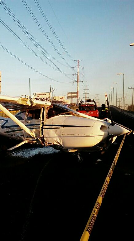 bomberostoluca's tweet photo. Atendimos emergencia reportándose avioneta sobre paseo vehicular, B. Miguel Alemán, registrando afectaciones materiales, toma vías alternas: https://t.co/sJWLBHc1d5