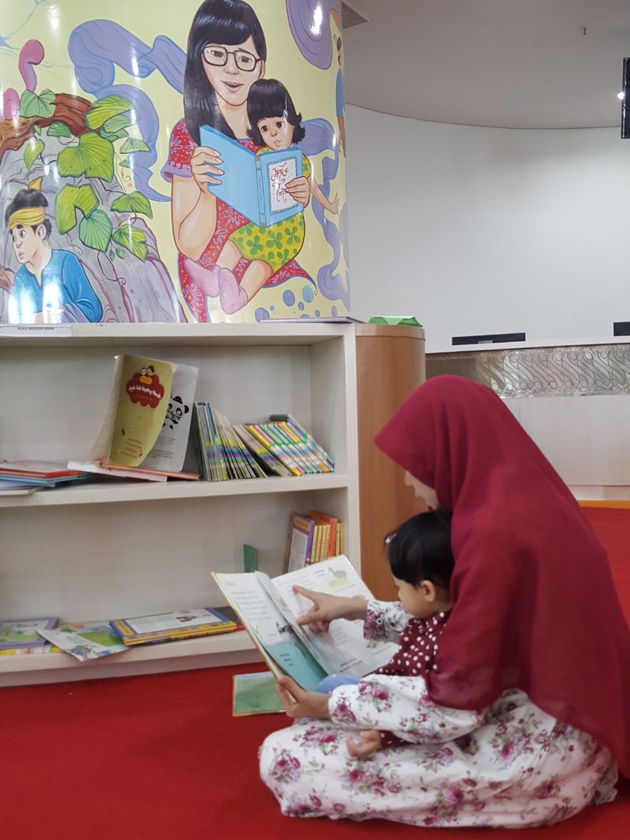upauupau's tweet photo. Mengenalkan dunia buku, Dunia baca &amp; dunia dongeng ke buah hati kesayangan ... 
Tahun depan kita ikut lg ya nak 😊😊😊 
#fdii2017 #ceritaajaib https://t.co/pjamwpgVeW