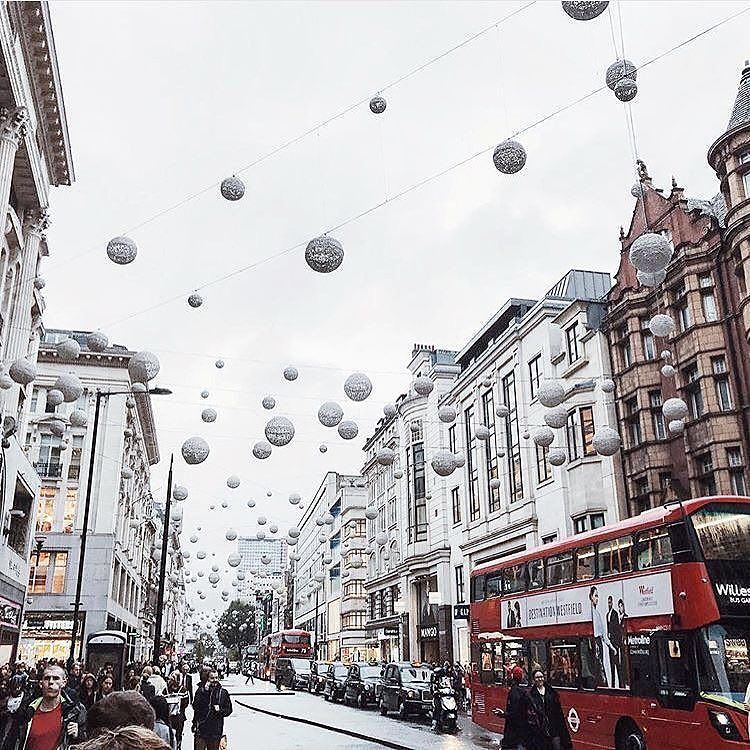 45ParkLaneUK's tweet image. It's beginning to look a lot like Christmas 🎄 Tonight the lights on Oxford Street are turned on to mark the start … ift.tt/2hhvxAb