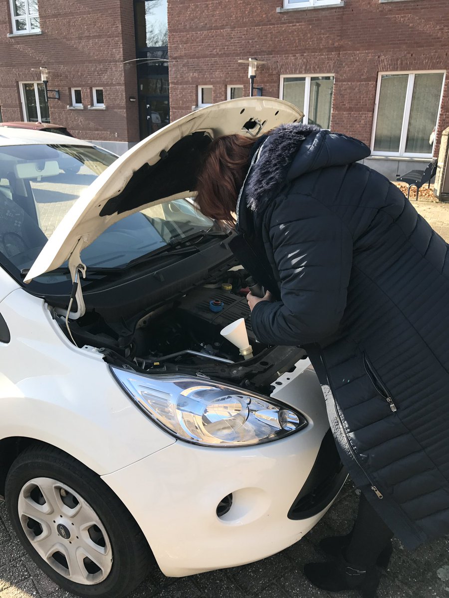 AngelikavdVen's tweet photo. Lukt het @riannehermes om vanavond veilig thuis te komen? #olieoppeilhouden #koelvloeistofbijvullen #zelfredzaamheid https://t.co/uqgbXhtfyi