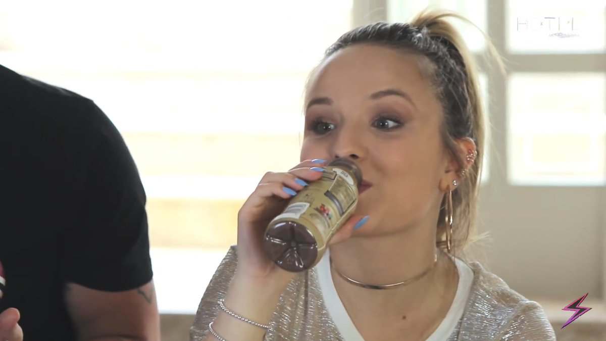 laridelicate's tweet photo. eu vendo as @ pagar micão #MPN #LarissaManoelaTv @larimanoela https://t.co/h7N7rKWh6X