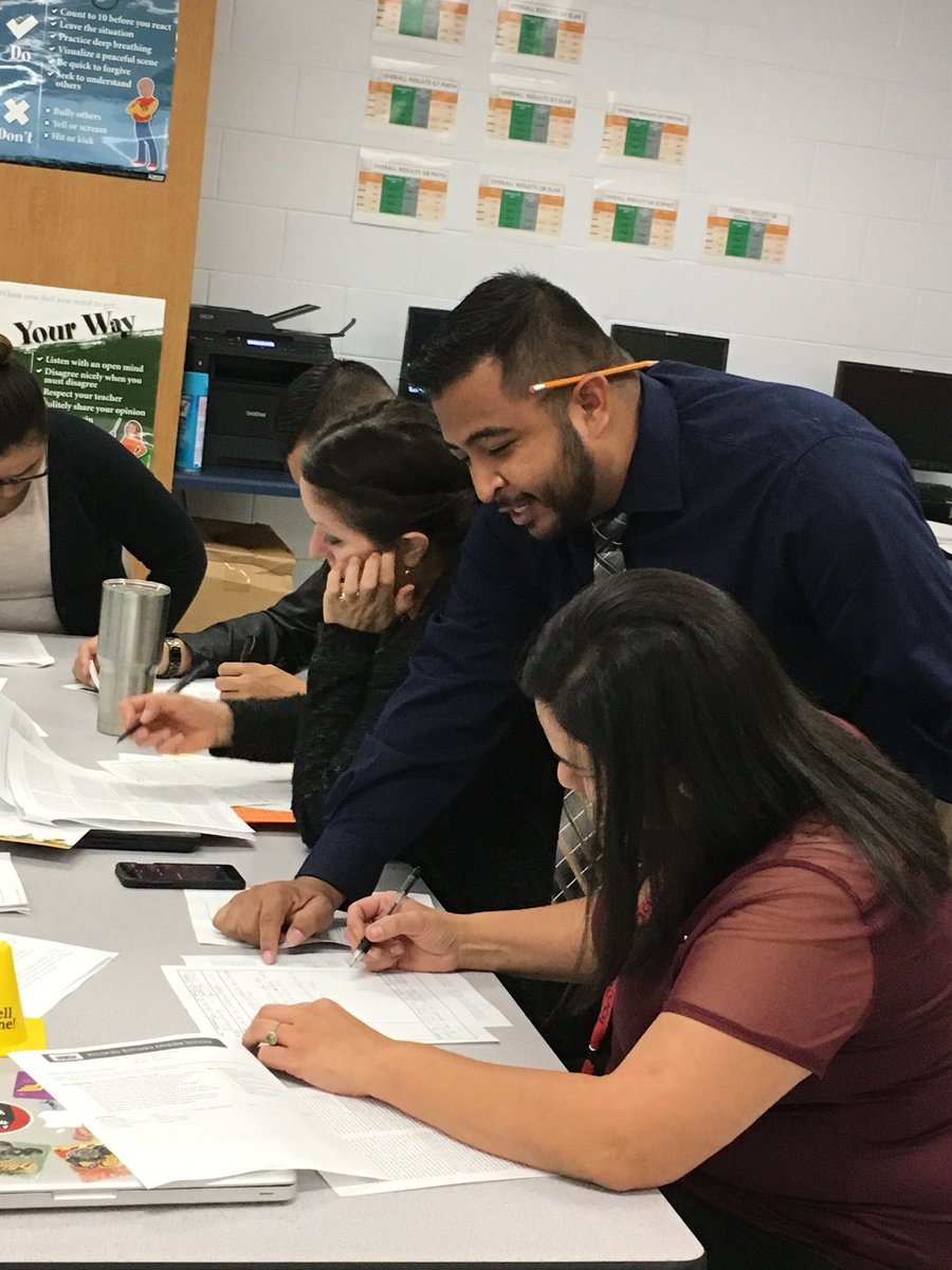 iGalindo_AMS's tweet photo. Mr. Macias doing an amazing job during PLC’s- Say “No” to Popcorn 🍿 Reading https://t.co/rRxLaJ4g4r