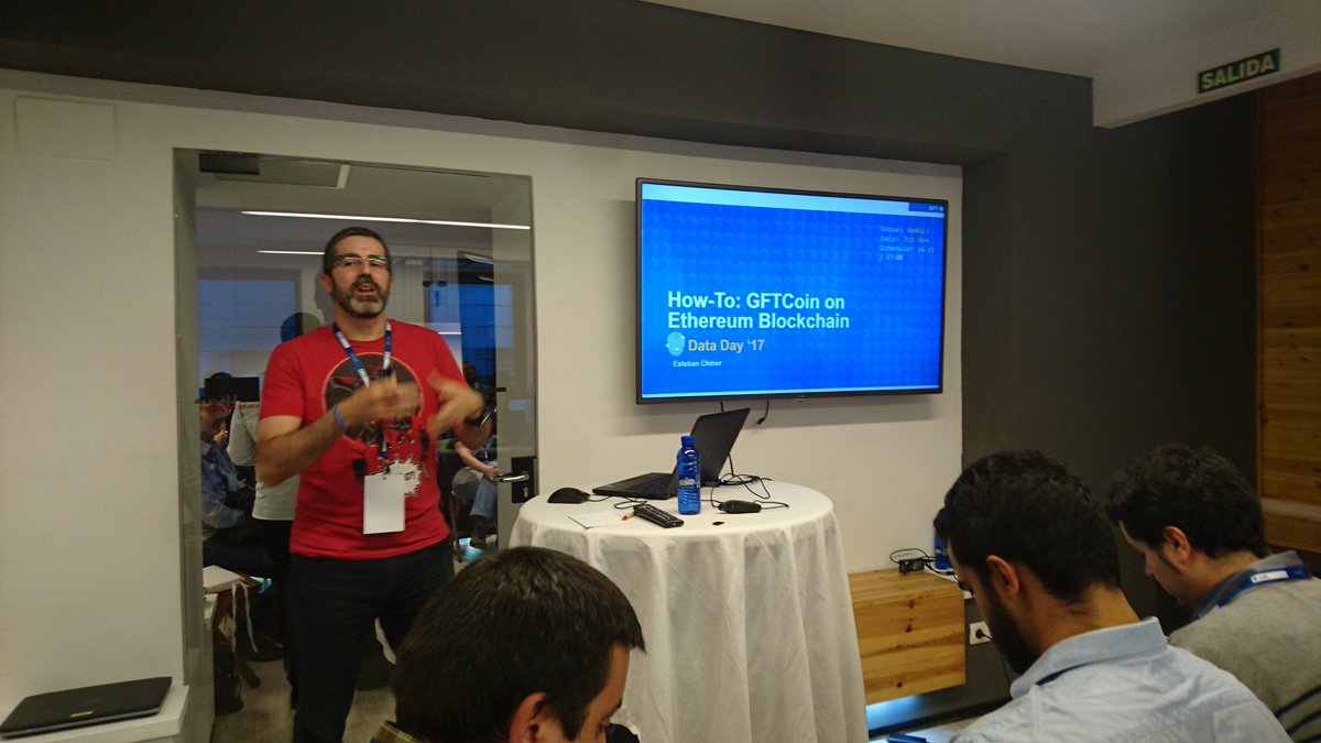 robertolita's tweet photo. #GFTDataDay17 Esteban explicando cómo hacer que no te roben bitcoins y @alcebal2002 se lo pierde... https://t.co/vzsCCY2xGL