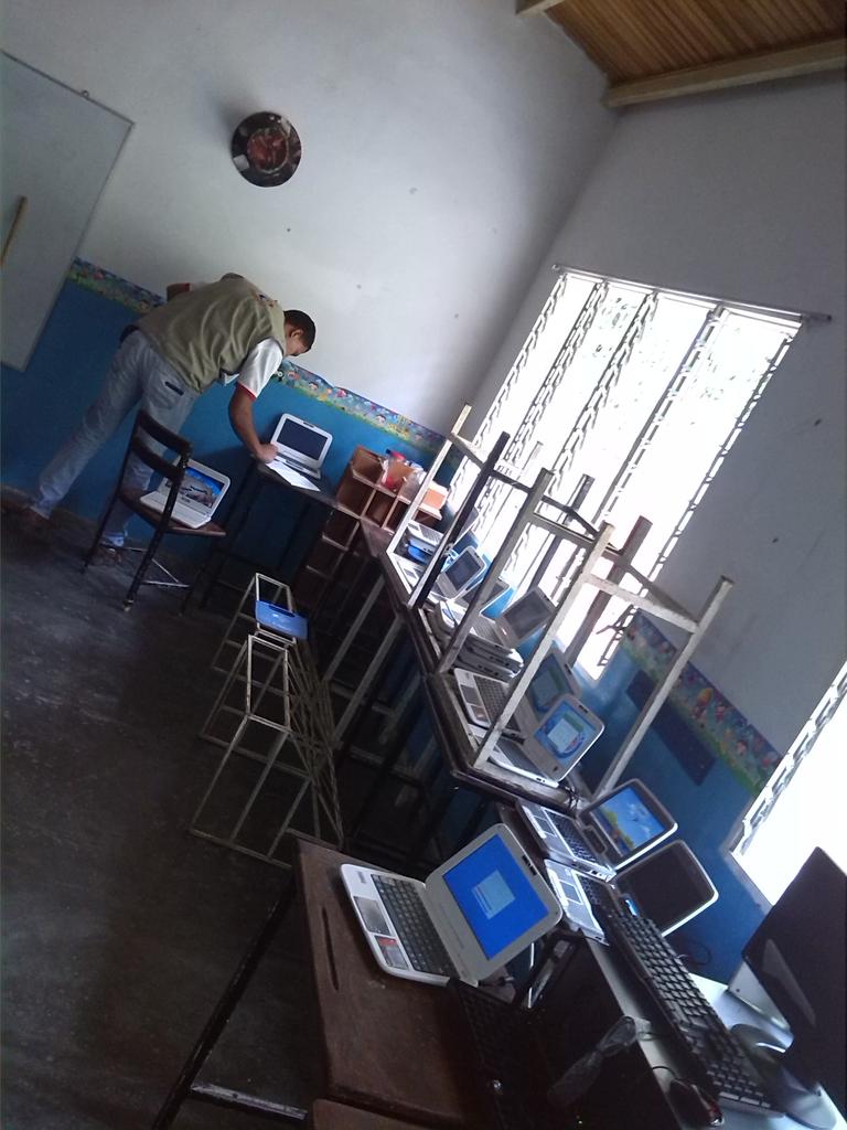 CbitRancheria's tweet photo. Ardua jornada de reparación y actualización de canaimas en la U. E. San José de Campo alegre, Municipo Antonio Pinto Salinas @FundabitMerida https://t.co/e1bhjso8v7