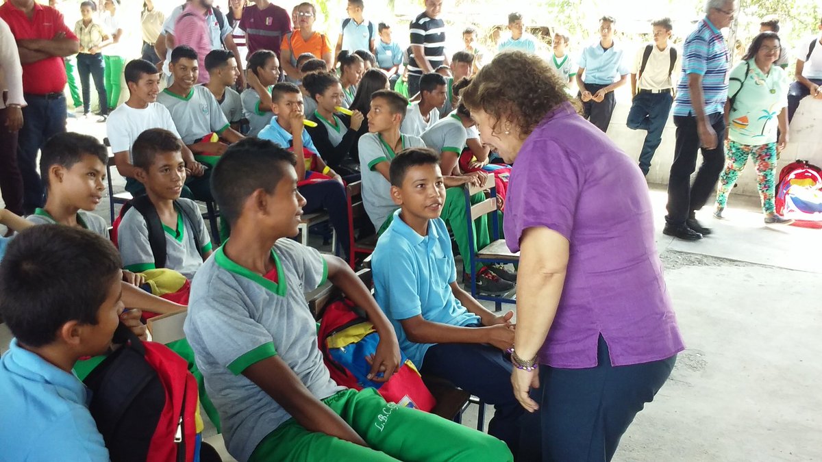 #SomosEsperanza en Palavecino y <a href="/MirnaT_Vies/">Mirna TERESA Vies de Alvarez</a> entregó 175 morrales escolares en la EBN Carmen González de Mussett, circuito educ Hugo Chávez