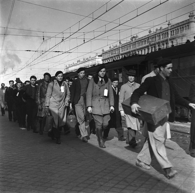 DOCfieldBCN's tweet photo. Buscant la oportunitat a través del #viatge, "Évadés" de #JacquesLeonard a @galeriadomenech ÚLTIMES SETMANES #DOCfieldBCN @photographicsv https://t.co/lLkWOwHXIE