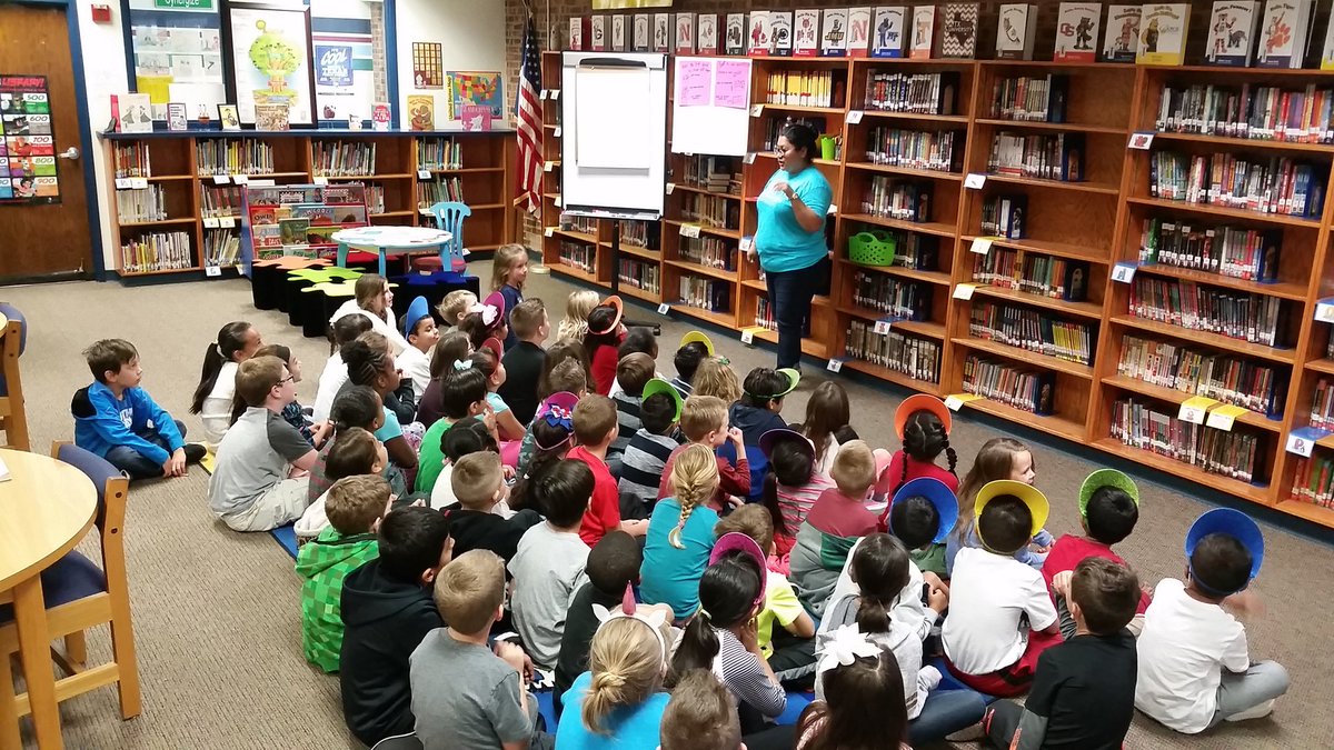 lil_jacket_lib's tweet photo. Super Mega Writers Workshop with the fabulous Brenda Sandoval-Jones!  #Dobbslearns #risdgrows https://t.co/ANgRUmMooJ