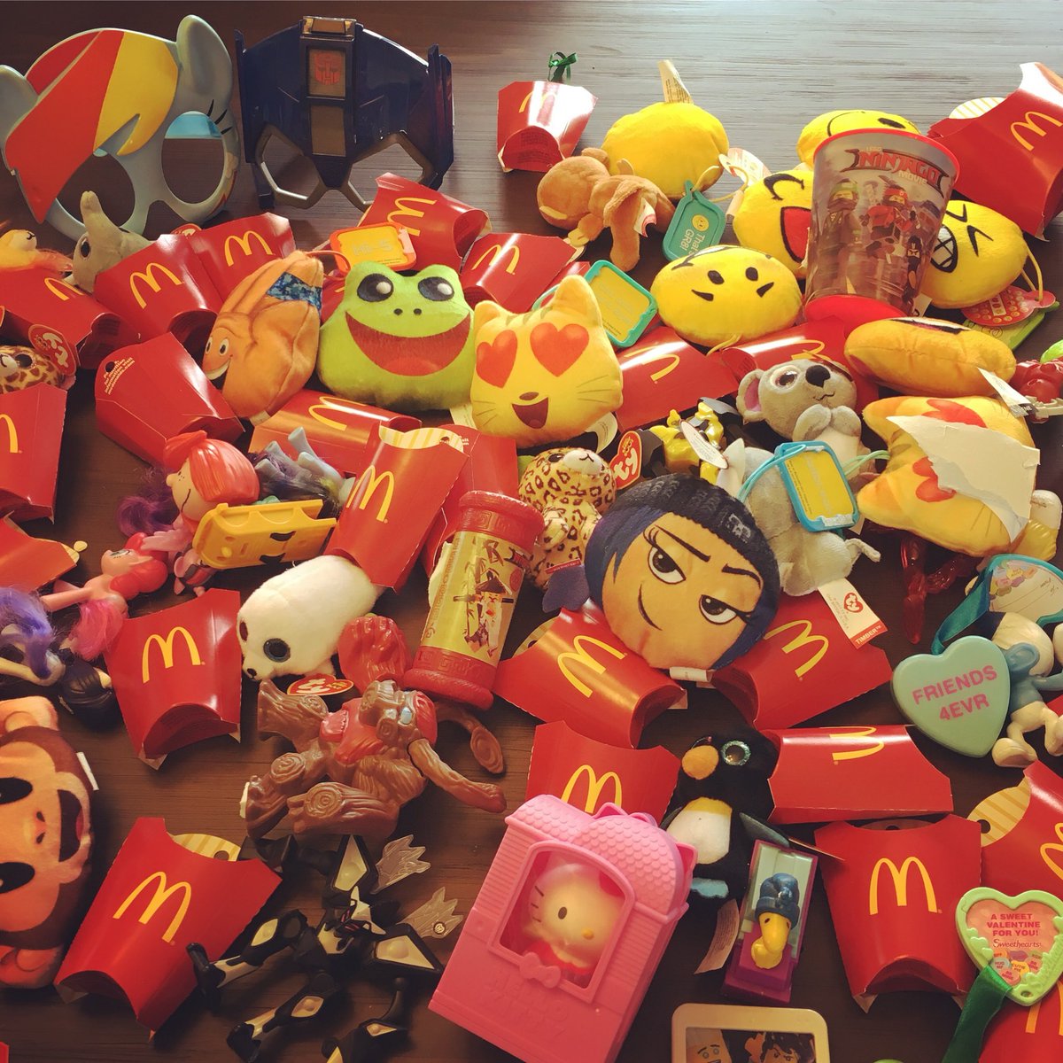 mimiholka's tweet photo. Making ornaments for our tree donation #kalkaskamcdonalds #givingback #anythingtohelpthecommunity @Mc_Holka @McDonalds_MI https://t.co/obtr2hQRfz