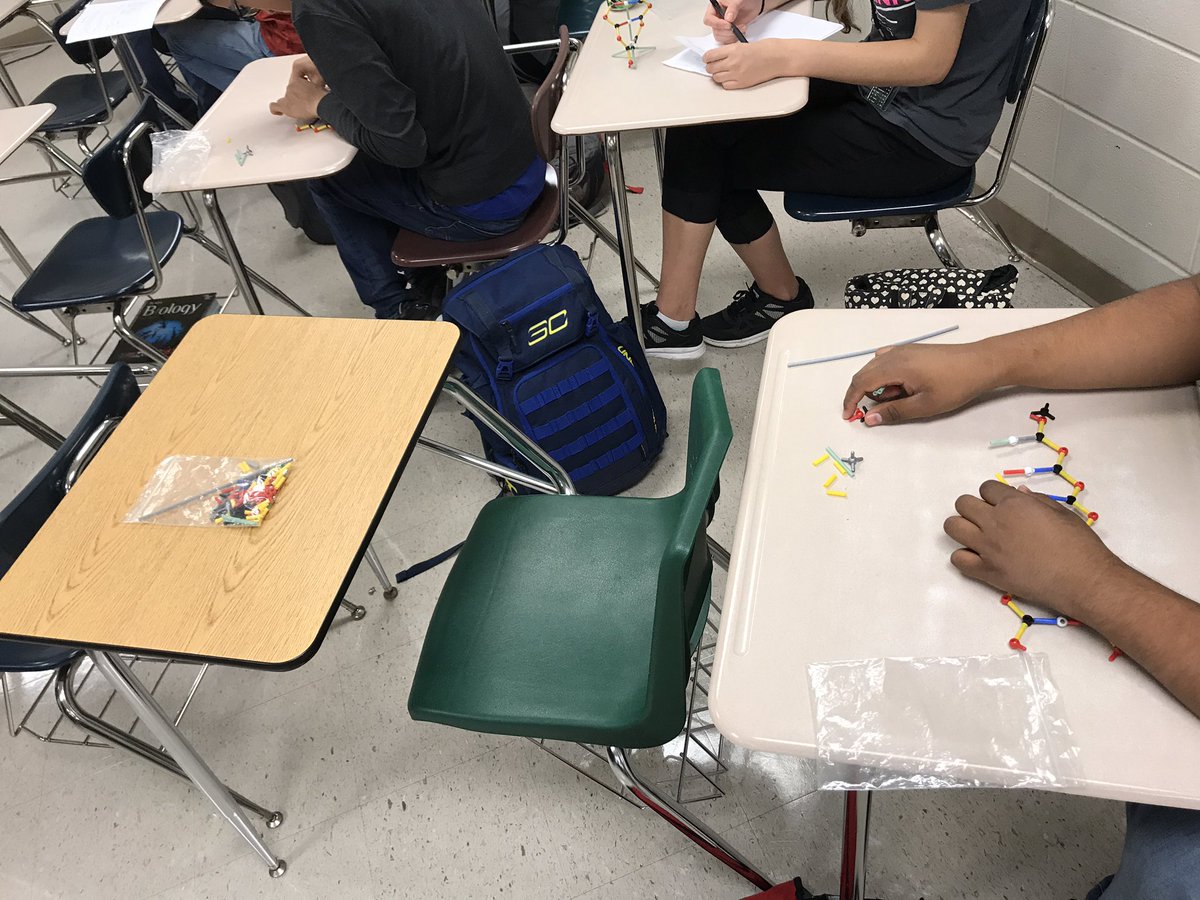 stevewintoday's tweet photo. Young Watson's and Crick's #dnamodelbuilding #dnaislife @BrenhamHS https://t.co/yzUQMctxTP
