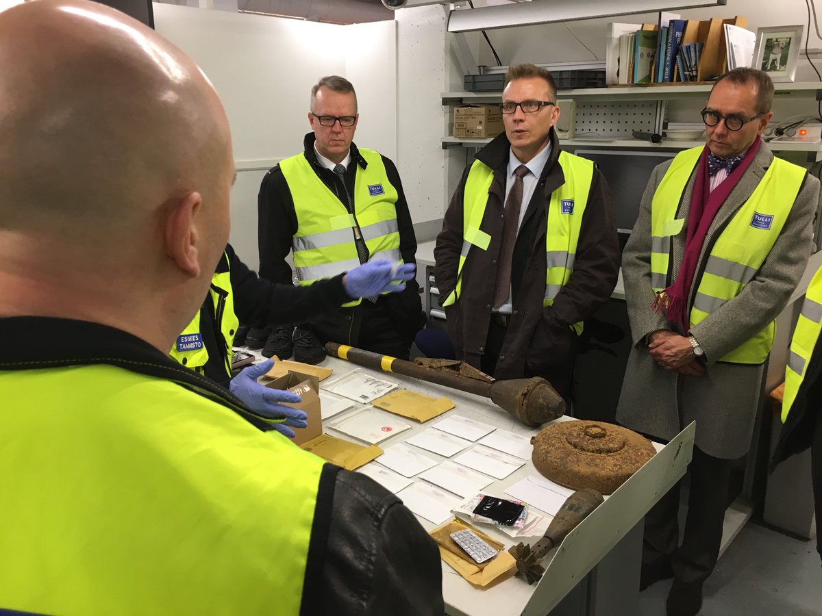 mikaparkkonen2's tweet photo. #Liikennevaliokunta tutustumassa #Postitulli’ssa siihen, mitä kaikkea lentokoneissa liikkuu postin joukossa. #tulli #turvallisuus https://t.co/STGMSUdcin