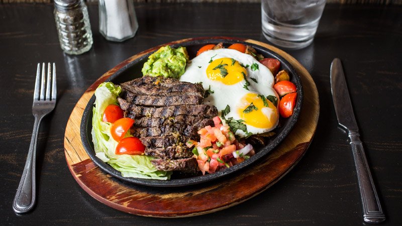 eloriginaltxmx's tweet photo. #SteakAndHuevos: 8 Oz. steak, two eggs, home fries, served with pico de gallo &amp; guacamole. Order online: https://t.co/3QzaybV6xT https://t.co/N6cc8jeuzE