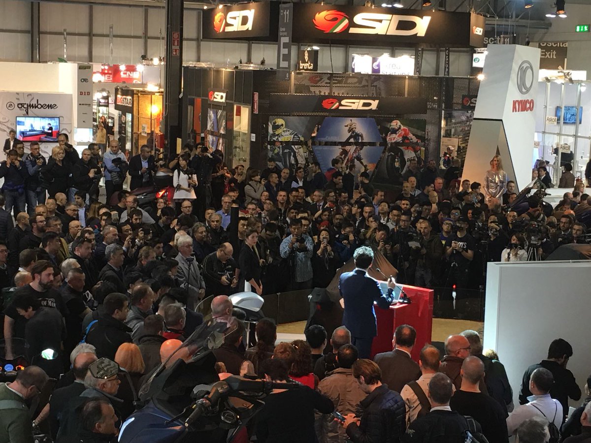 KYMCO_es's tweet photo. Terminada la rueda de prensa #EICMA2017, nos quedamos con: ✅Primer scooter KYMCO 3 ruedas y versión CV2 ✅Nuevo Xciting S 400 ✅Noodoe con GPS https://t.co/3xNxge93Nc
