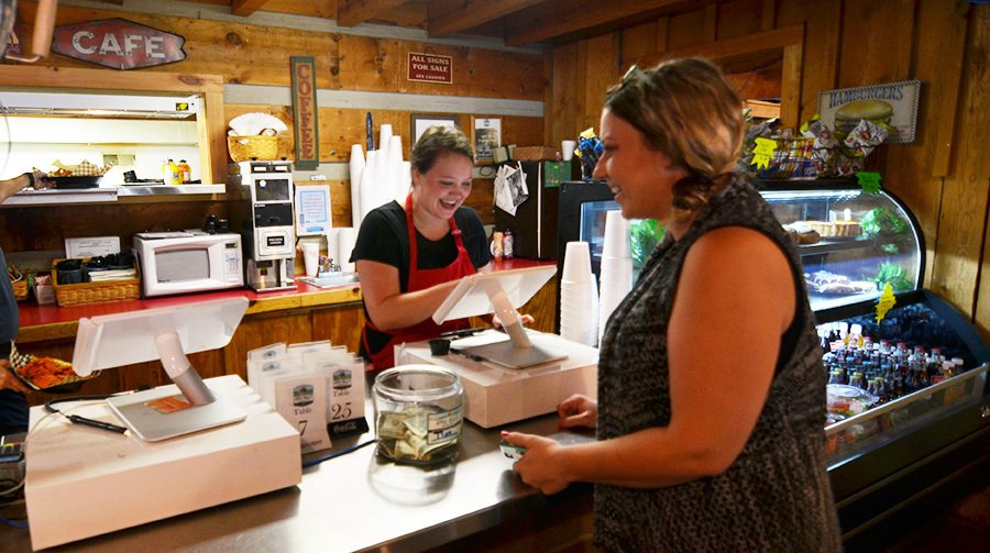 AppleValleyCafe's tweet photo. Take 10% off purchases when shopping & dining with us, just by showing your #Townsend or Walland ID! #AVLovesLocals https://t.co/pAY8SdC8kY https://t.co/oP2QDvDOgU