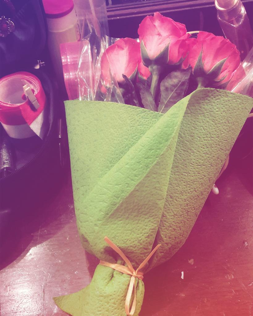 gabytaMollerF's tweet photo. ❤💐🌹😭 uno de los mejores detalles que una bailaria puede resivir despues de su presentación #suspy  #love #bailarinaboliviana #lovedancer https://t.co/h6UMLICtPF