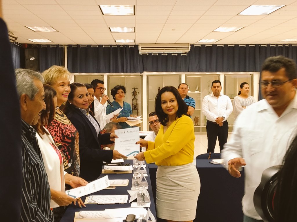 EMiraveteG's tweet photo. Los integrantes #Equipo @EducacionQR asumen el compromiso de salvaguardar los DDHH @CarlosJoaquin @CandyRaygoza @MauricioLopezV https://t.co/2w4uiC1ToA
