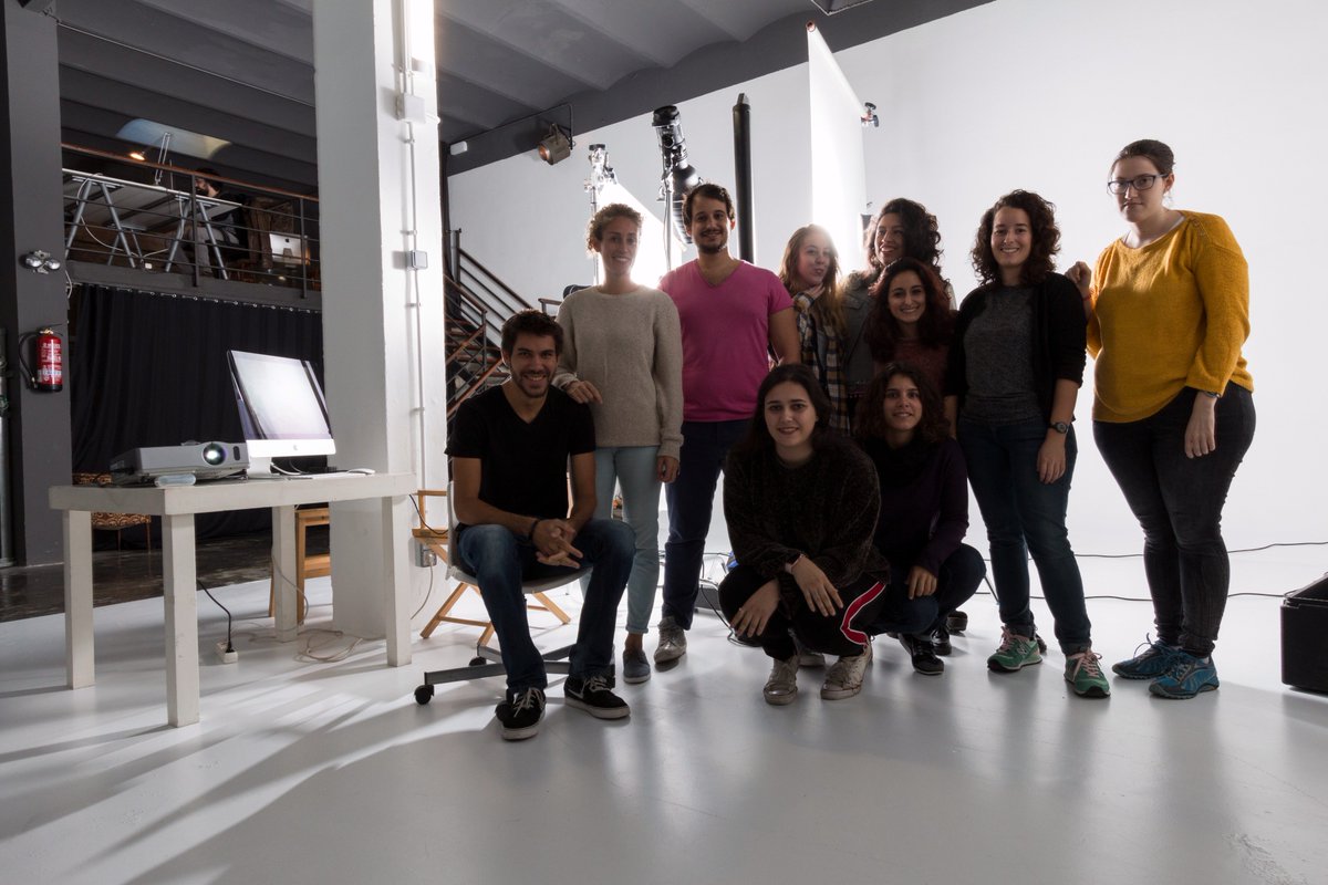IEFC_fotografia's tweet photo. Avui alumnes de 3r del graduat en fotografia han fet pràctiques d'il·luminació de joies a @Timelabstudio amb en @wwwjoelventura 📸😊 https://t.co/LdNT9HslRw