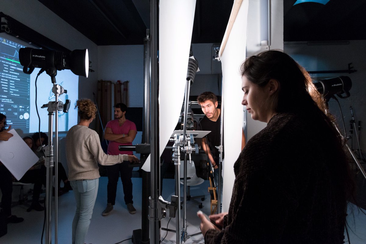 IEFC_fotografia's tweet photo. Avui alumnes de 3r del graduat en fotografia han fet pràctiques d'il·luminació de joies a @Timelabstudio amb en @wwwjoelventura 📸😊 https://t.co/LdNT9HslRw