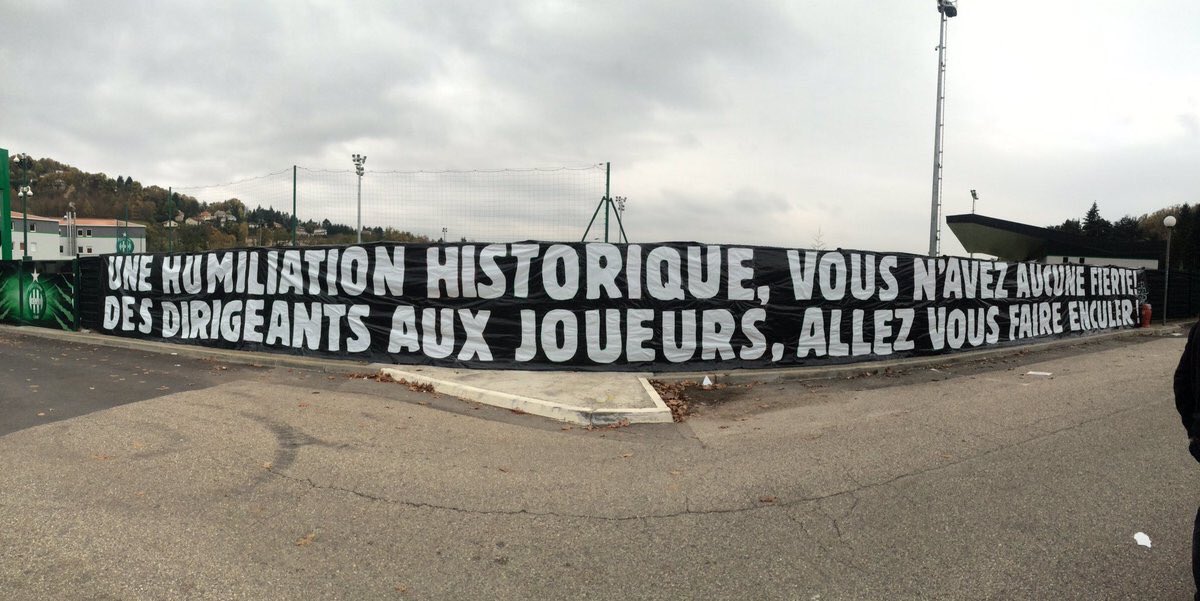 Footballogue's tweet photo. [#L1🇫🇷] La banderole des supporters de Saint-Etienne...

📸@poteauxcarres https://t.co/tyDAm0mqDn