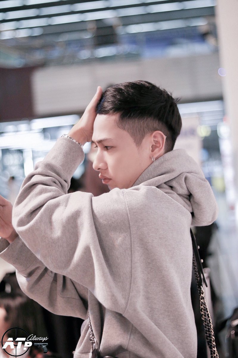 AlwaysATp's tweet photo. มีเด็กกลัวหัวลีบนะ แค่ถอดฮู้ดเองงงง ยังไงก็หล่อน่า 🤗
@AtthaphanP
#กันอรรถพันธ์น่ารักกว่าที่คิด
#ออฟกัน
#เบบี๋
#AlwaysATp https://t.co/zrvQ2SQaEO