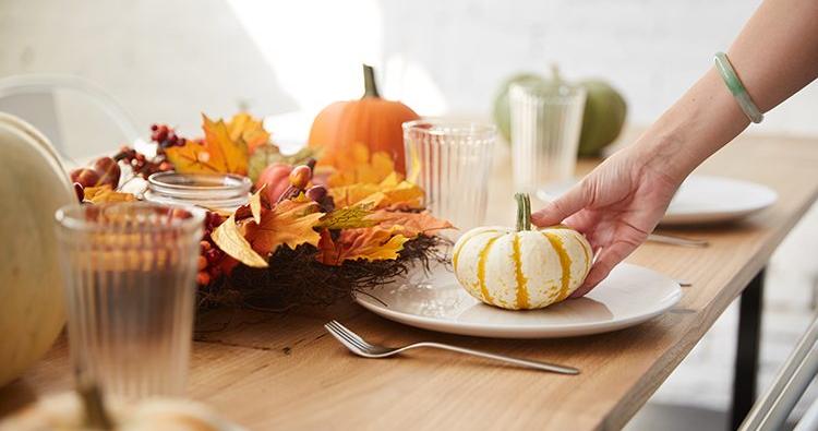 andreaholloman's tweet photo. Get your Thanksgiving table ready with these cute, free printables! #LifeWayWomen  - https://t.co/fWH17vpLp0 https://t.co/tfYWfSMiYl