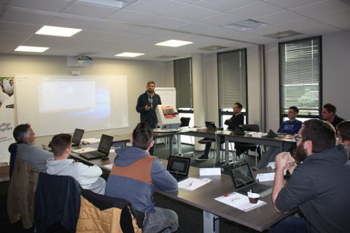 Tuffigorapidex's tweet photo. Nous recevons actuellement 10 techniciens pour une formation installateur sur notre régulateur de gestion d'élevage de volaille #avitouch. https://t.co/FGQDUOKeBc
