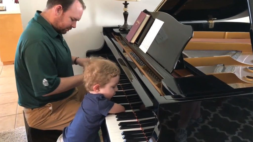 telecincoes's tweet photo. El tierno vídeo de un niño sin brazos aprendiendo a tocar un villancico con el piano https://t.co/E4UQF75uvk https://t.co/Ym9fR6KaL2