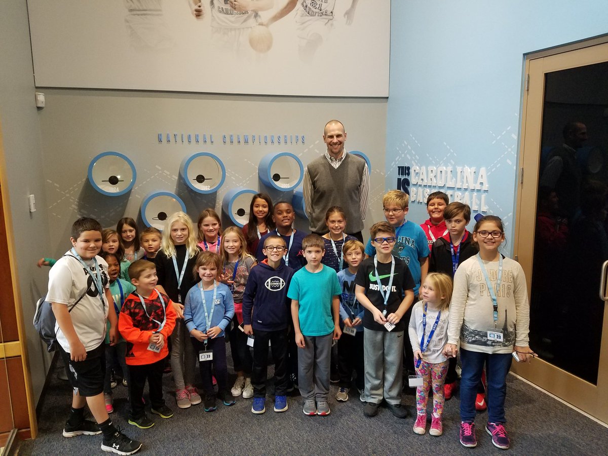 londonlionsROAR's tweet photo. We met and got to get a picture with Eric Montross!!! #7fttall #wearetiny https://t.co/o53HLtYz11