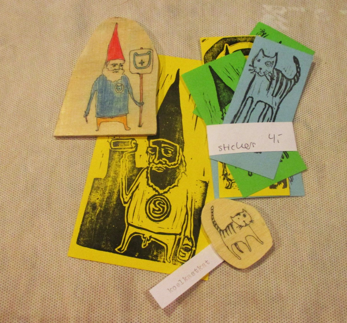 Blauwdruck's tweet photo. Nu bij Blauwdruck : #STRAATKABOUTER goodiebag. Mèt de net zo beroemde koelkastkat.Beiden op hout en in stickervorm. Als set 12,50- ipv 15,- https://t.co/DFn2Rh4nJ4