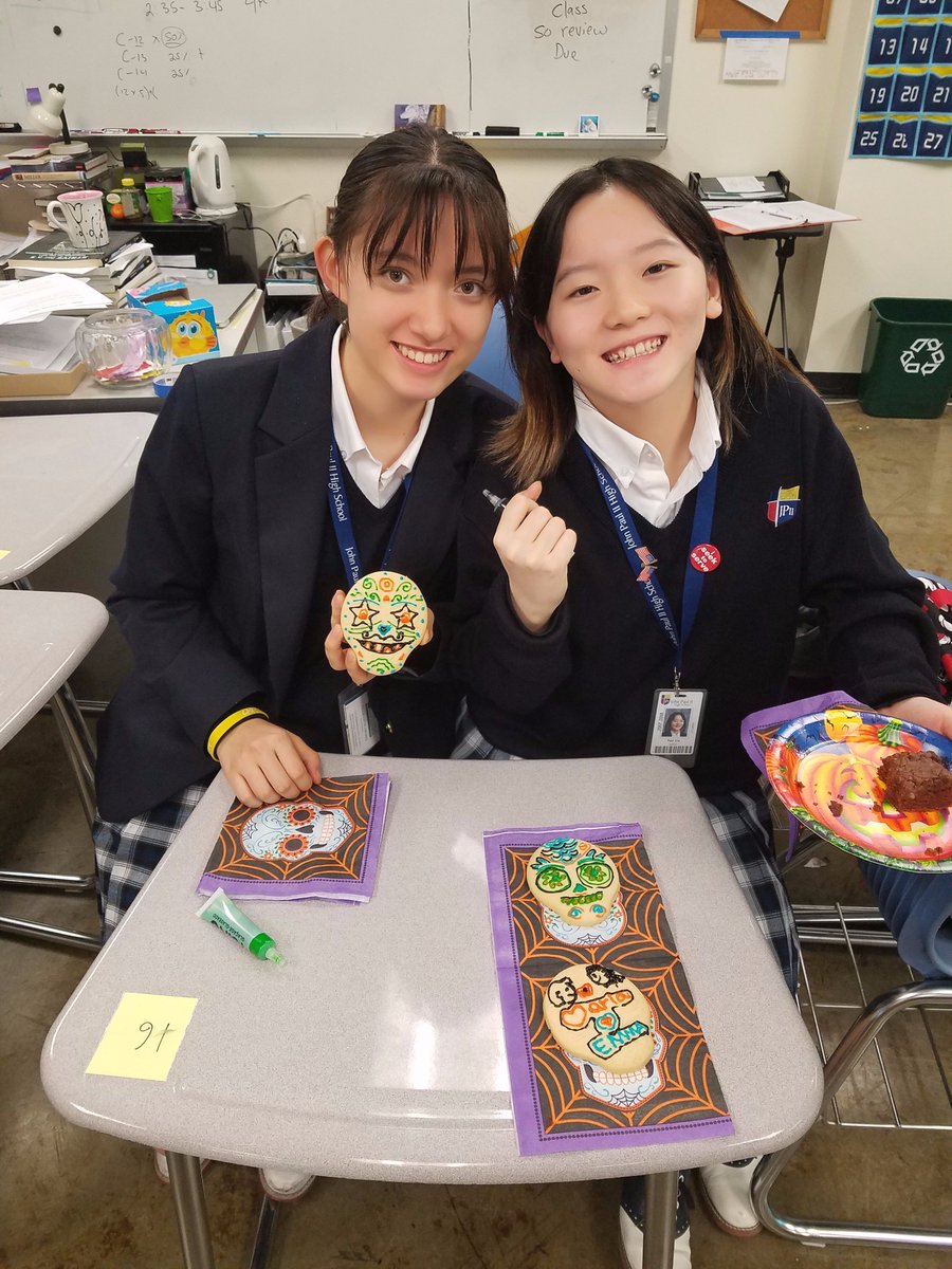 JPIIHS_IntClub's tweet image. Guest speaker Ms.Haverkamp, shared the history of Day of the Dead, while we eat food &amp;amp; decorated sugar cookies skulls #DiaDeLosMuertos