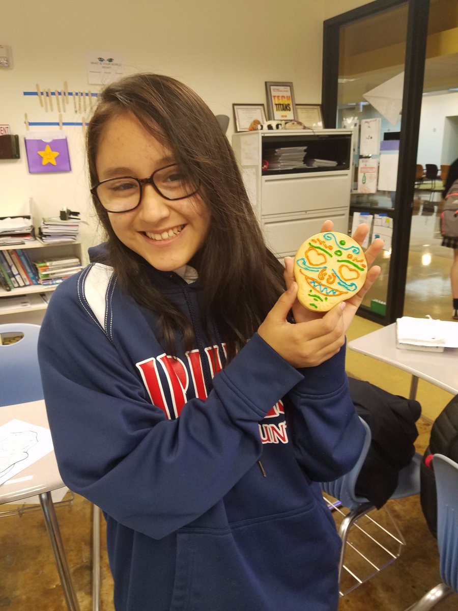 JPIIHS_IntClub's tweet image. Guest speaker Ms.Haverkamp, shared the history of Day of the Dead, while we eat food &amp;amp; decorated sugar cookies skulls #DiaDeLosMuertos