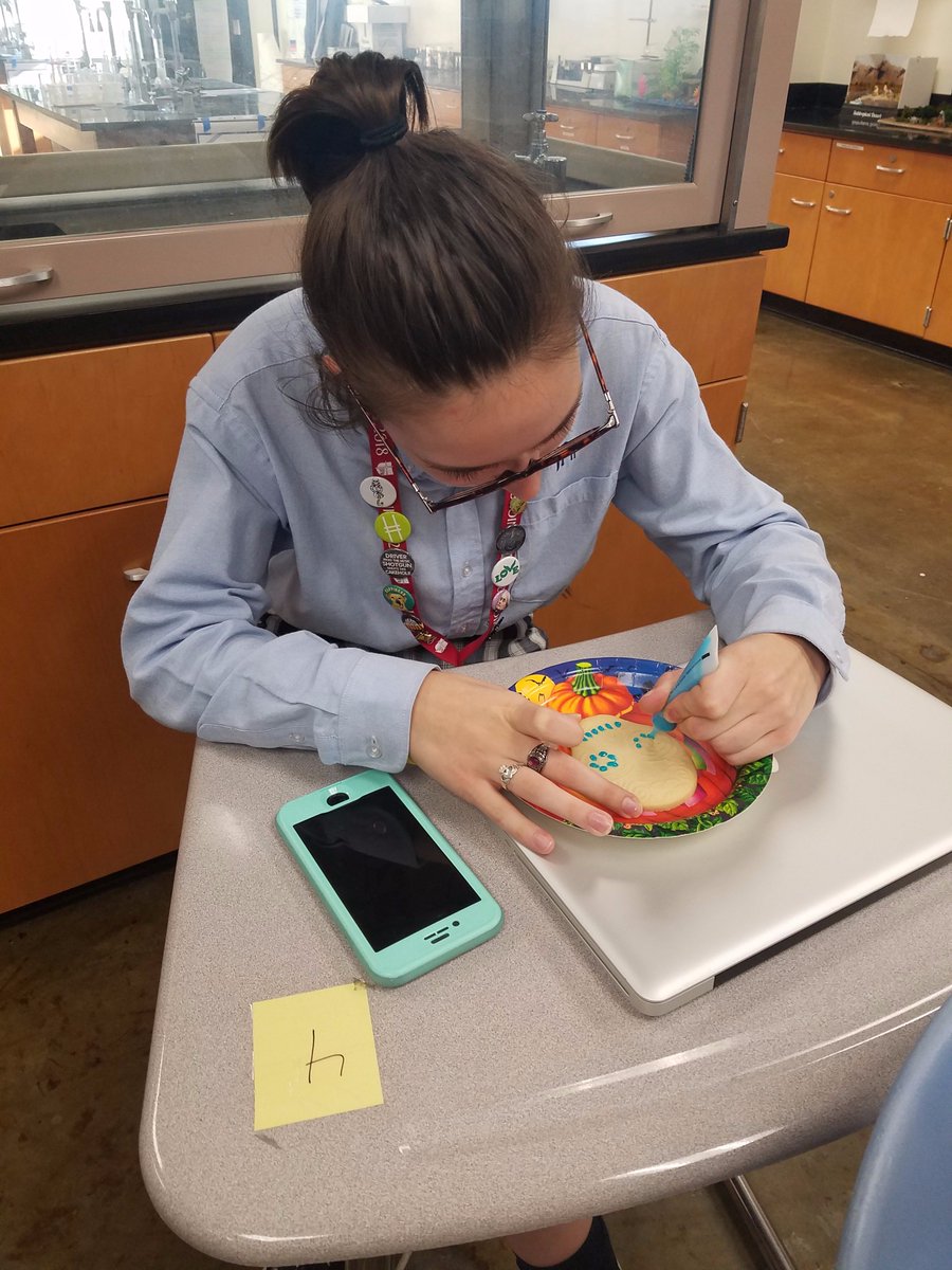 JPIIHS_IntClub's tweet image. Guest speaker Ms.Haverkamp, shared the history of Day of the Dead, while we eat food &amp;amp; decorated sugar cookies skulls #DiaDeLosMuertos