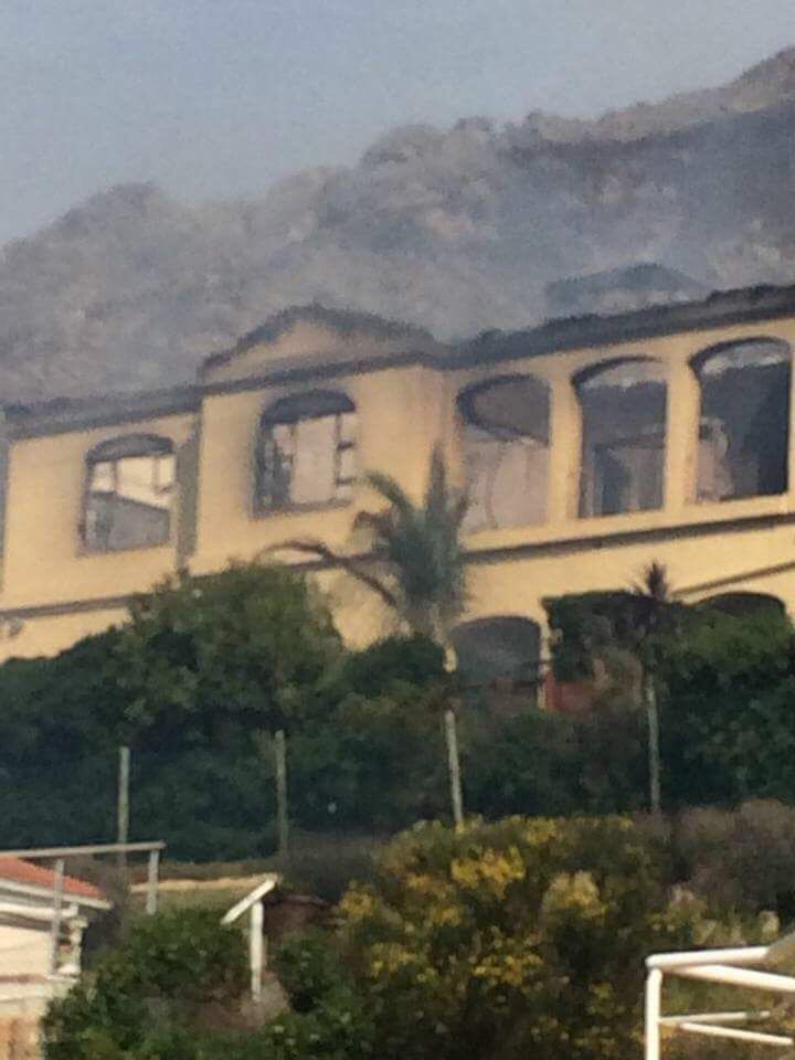 SafeN2Project's tweet photo. A sad sight of the destruction #SirLowrysFire #GBFire #SLPFire has caused so far in #GordonsBay 4 Homes have so far been affected. https://t.co/DAWnvCSXvd