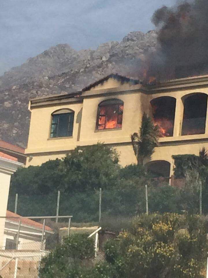 SafeN2Project's tweet photo. A sad sight of the destruction #SirLowrysFire #GBFire #SLPFire has caused so far in #GordonsBay 4 Homes have so far been affected. https://t.co/DAWnvCSXvd