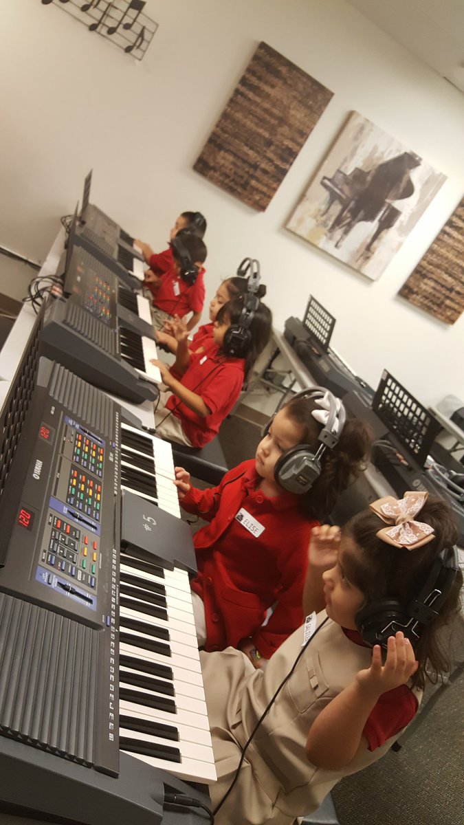 inroom412's tweet photo. MOMENTOUS SCHOOL prek 3 year olds experiencing the keyboard lab for the first time. #msoctx https://t.co/ug11G2rmiv