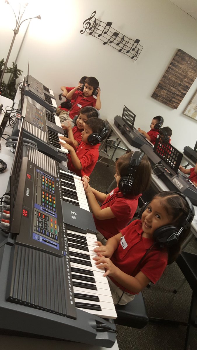 inroom412's tweet photo. MOMENTOUS SCHOOL prek 3 year olds experiencing the keyboard lab for the first time. #msoctx https://t.co/ug11G2rmiv