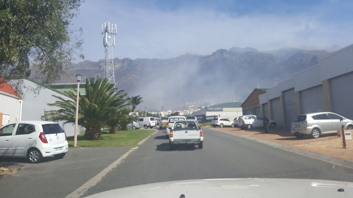 SafeN2Project's tweet photo. Photos of the #SirLowrysFire #GBFire #SLPFire A road full of volunteers to help out at Gordons Bay Animal Welfare. https://t.co/VtfiLsmcy8