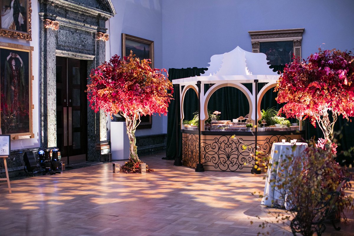 Bringing #Autumn 🍂 indoors. Our stunning trees framed by the #masterpieces at the #TateBritain #eventflorist