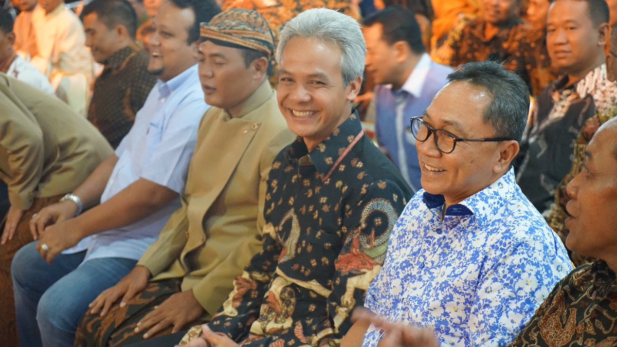 ZUL_Hasan's tweet photo. Ikut wayangan bareng Pak Gub Jateng &amp; Pak Bupati dalam rangka syukuran seabad Kab Karanganyar. Terima kasih warga utk sambutan hangatnya 🙏😊 https://t.co/hW7NDH1LcV