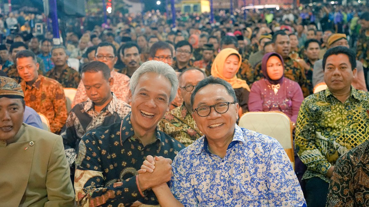 ZUL_Hasan's tweet photo. Ikut wayangan bareng Pak Gub Jateng &amp; Pak Bupati dalam rangka syukuran seabad Kab Karanganyar. Terima kasih warga utk sambutan hangatnya 🙏😊 https://t.co/hW7NDH1LcV