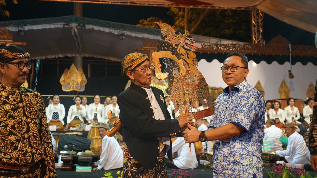 ZUL_Hasan's tweet photo. Ikut wayangan bareng Pak Gub Jateng &amp; Pak Bupati dalam rangka syukuran seabad Kab Karanganyar. Terima kasih warga utk sambutan hangatnya 🙏😊 https://t.co/hW7NDH1LcV