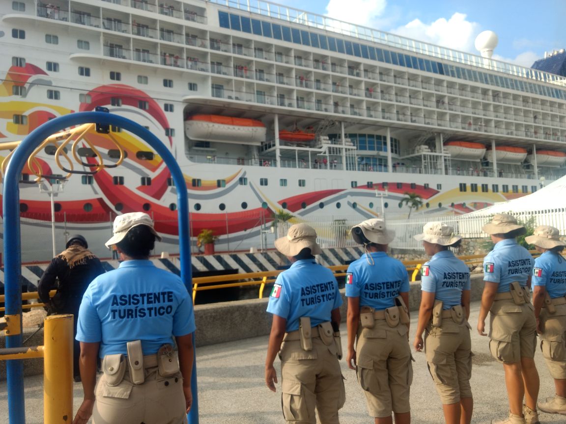 AcapulcoGob's tweet photo. Damos la bienvenida a los turistas a bordo del crucero Mv Norwegian, el 6to. crucero de la temporada que arriba a nuestro Puerto.

Bienvenidos a Acapulco. https://t.co/kpzlkWqNQI
