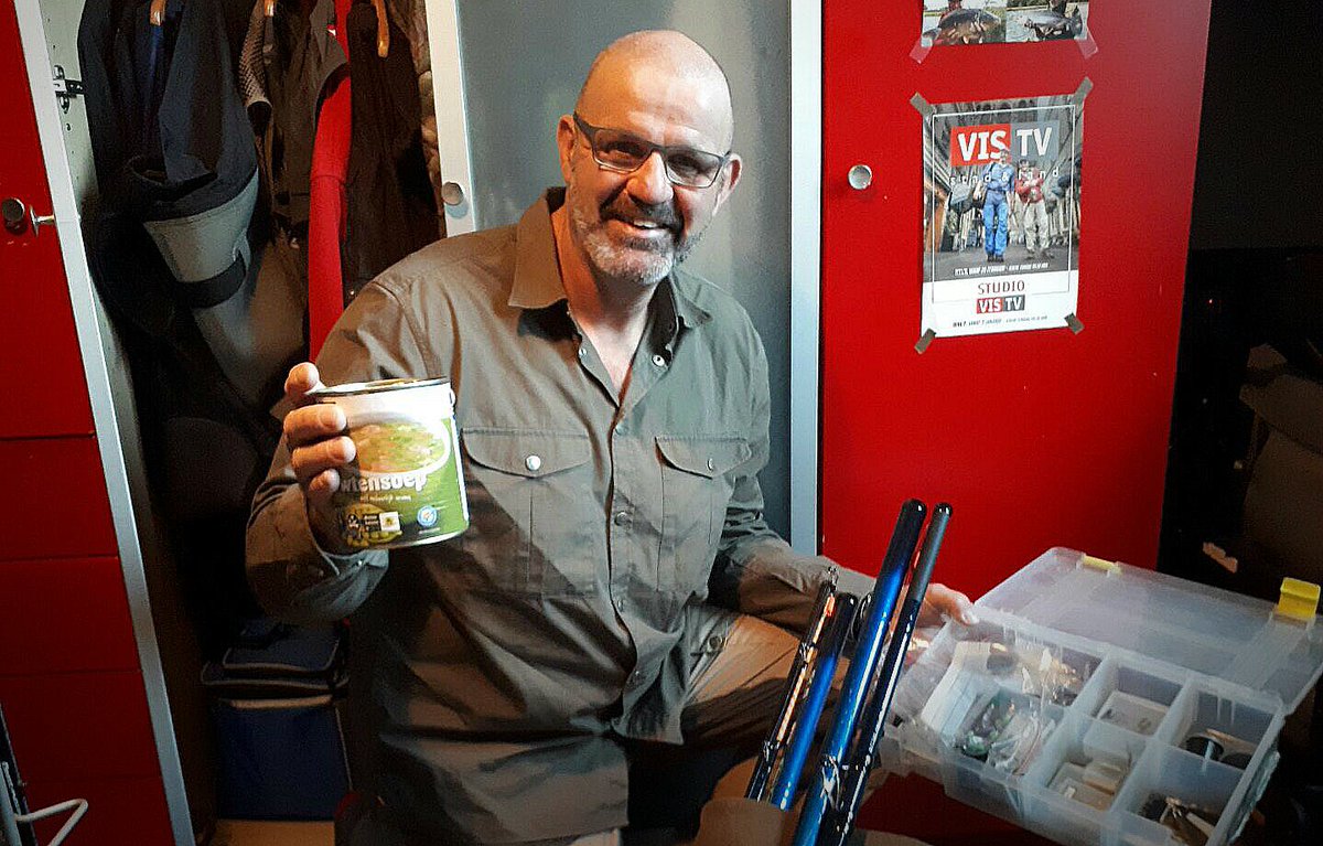 VisTV's tweet photo. Ondertussen bij @Marco_Kraal thuis. Wordt de #erwtensoep ingepakt voor een koude VisTV opnamedag #zeevis #roptazijl #sexbierum #vistv @svFrl https://t.co/0AuYL4pcMH