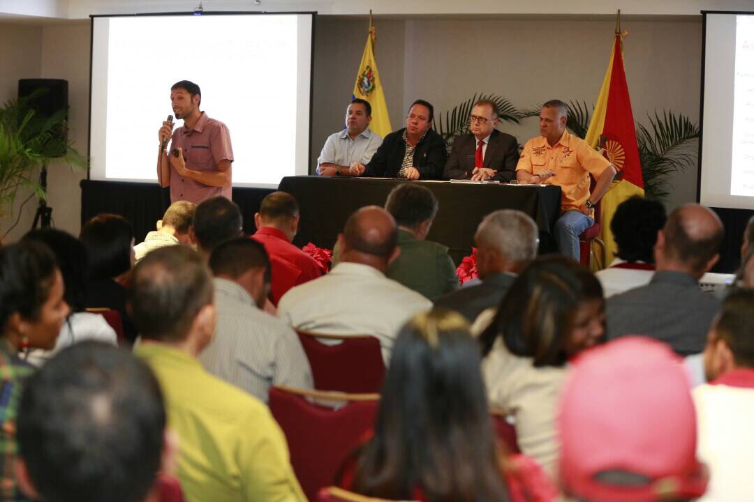 RMarcoTorres's tweet photo. En esta conferencia participaron estudiantes de la facultad de Veterinaria de la #UCV, involucrados en el proceso de investigación genética https://t.co/TNUjP3lCiO