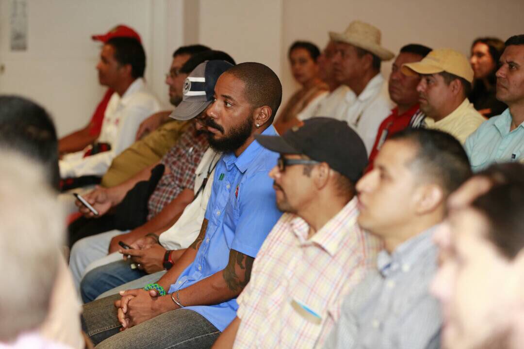 RMarcoTorres's tweet photo. En esta conferencia participaron estudiantes de la facultad de Veterinaria de la #UCV, involucrados en el proceso de investigación genética https://t.co/TNUjP3lCiO