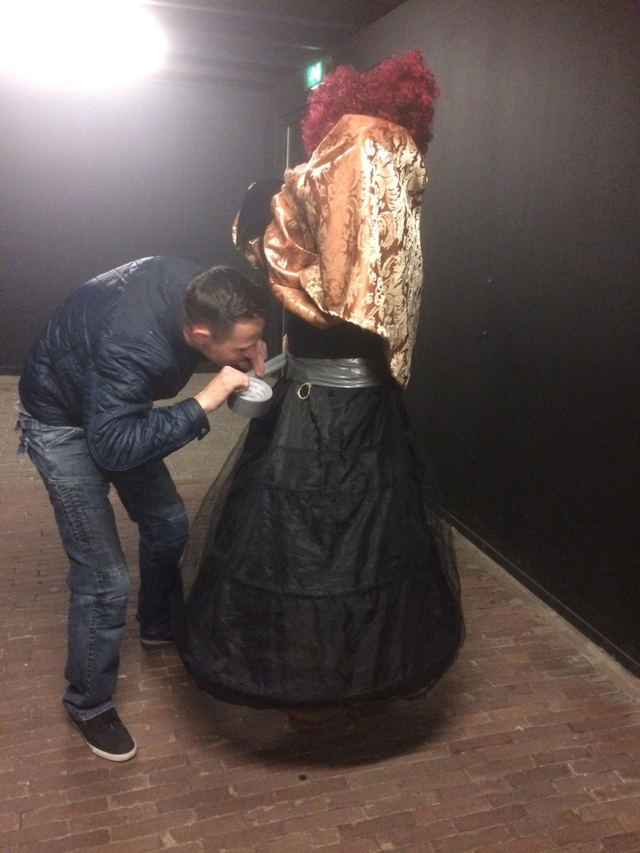 DeesenGene's tweet photo. Vlak voordat de gasten komen en geen veiligheidsspeld voor je hoepelrok?  No stress! Jurk omhoog en je twee keer rondom in laten duct tapen! https://t.co/UOKfOCR7nC