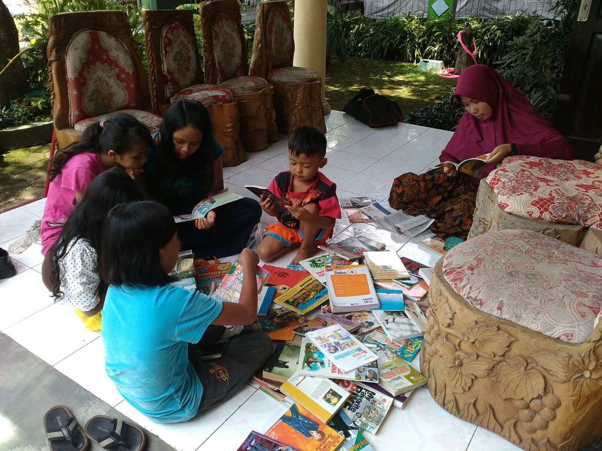 LiterasiKampung's tweet photo. Salam kami buat kak @NajwaShihab #senyumanakdesa https://t.co/fLH273lhd3