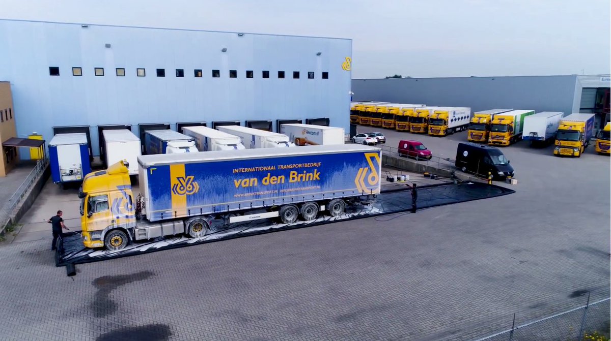 Een duurzame mobiele wasstraat. de specialiteit van WASZ.NL. Morgen om 10.30 is hier alles over te zien in <a href="/DMD_RTL/">Doe Maar Duurzaam!</a> bij <a href="/RTLZ/">RTL Z</a> #wagenpark
