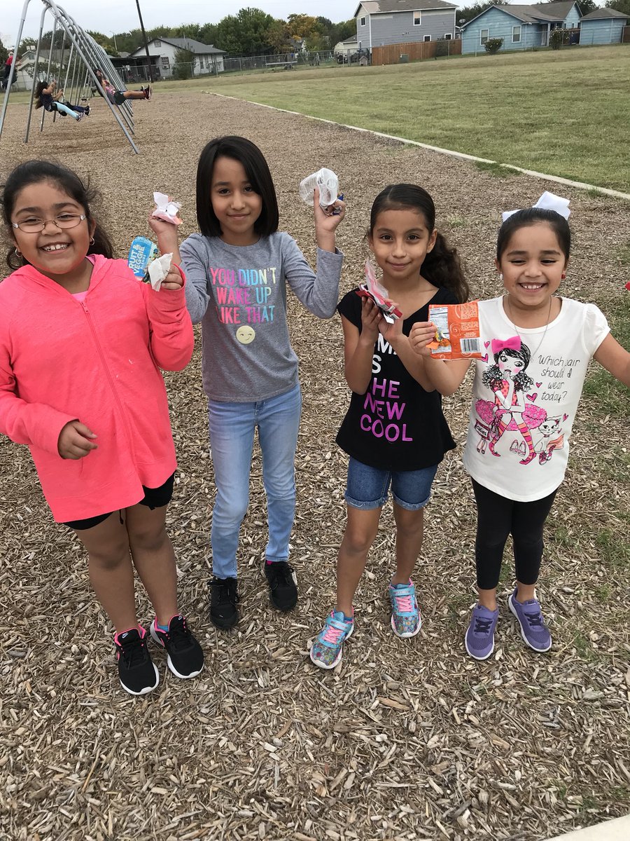 ms_jhernandez83's tweet photo. My 3rd grade Ss taking time out of their own recess to #keepMartinbeautiful and pick up litter on our playground @NISDMartin3rd @NISDmartin https://t.co/BEm1YFoi3g