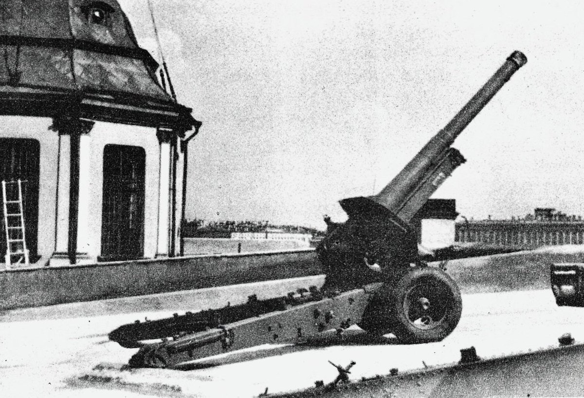 BREAKING: Gun of Peter &amp; Paul Fortress just fired a blank #1917LIVE